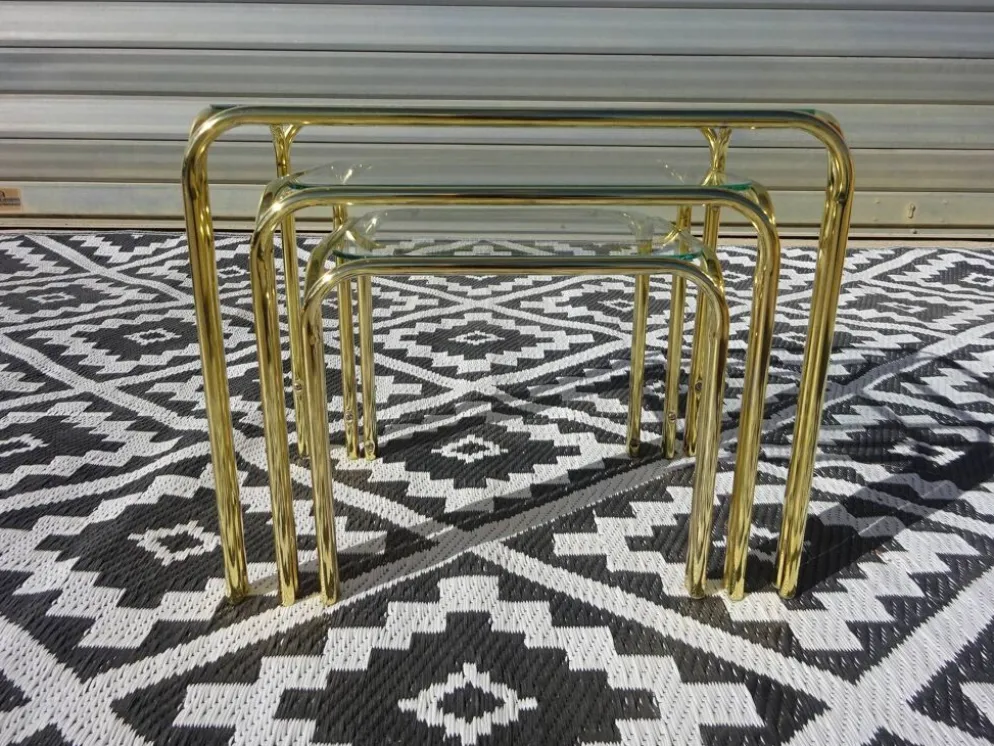 Table gigogne en métal doré et verre