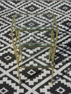 Table gigogne en métal doré et verre