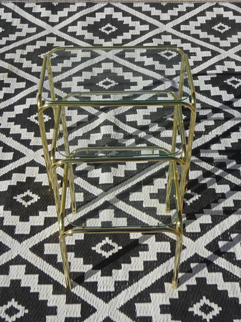 Table gigogne en métal doré et verre