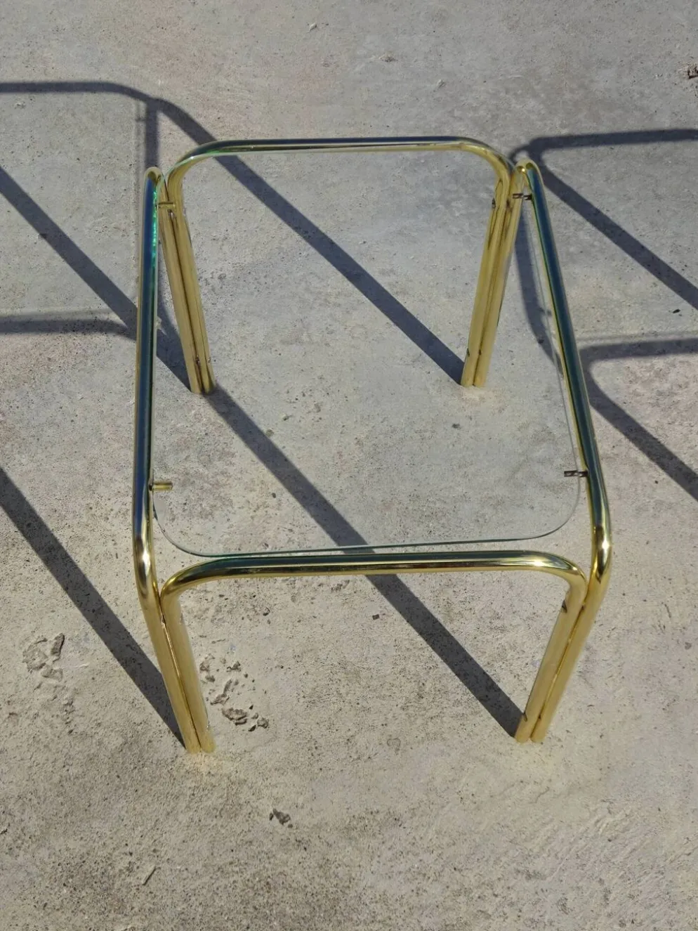 Table gigogne en métal doré et verre