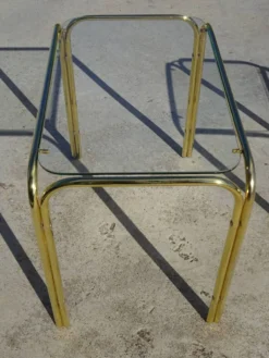 Table gigogne en métal doré et verre