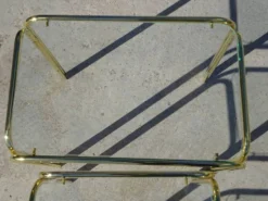 Table gigogne en métal doré et verre