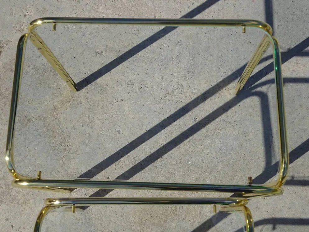 Table gigogne en métal doré et verre