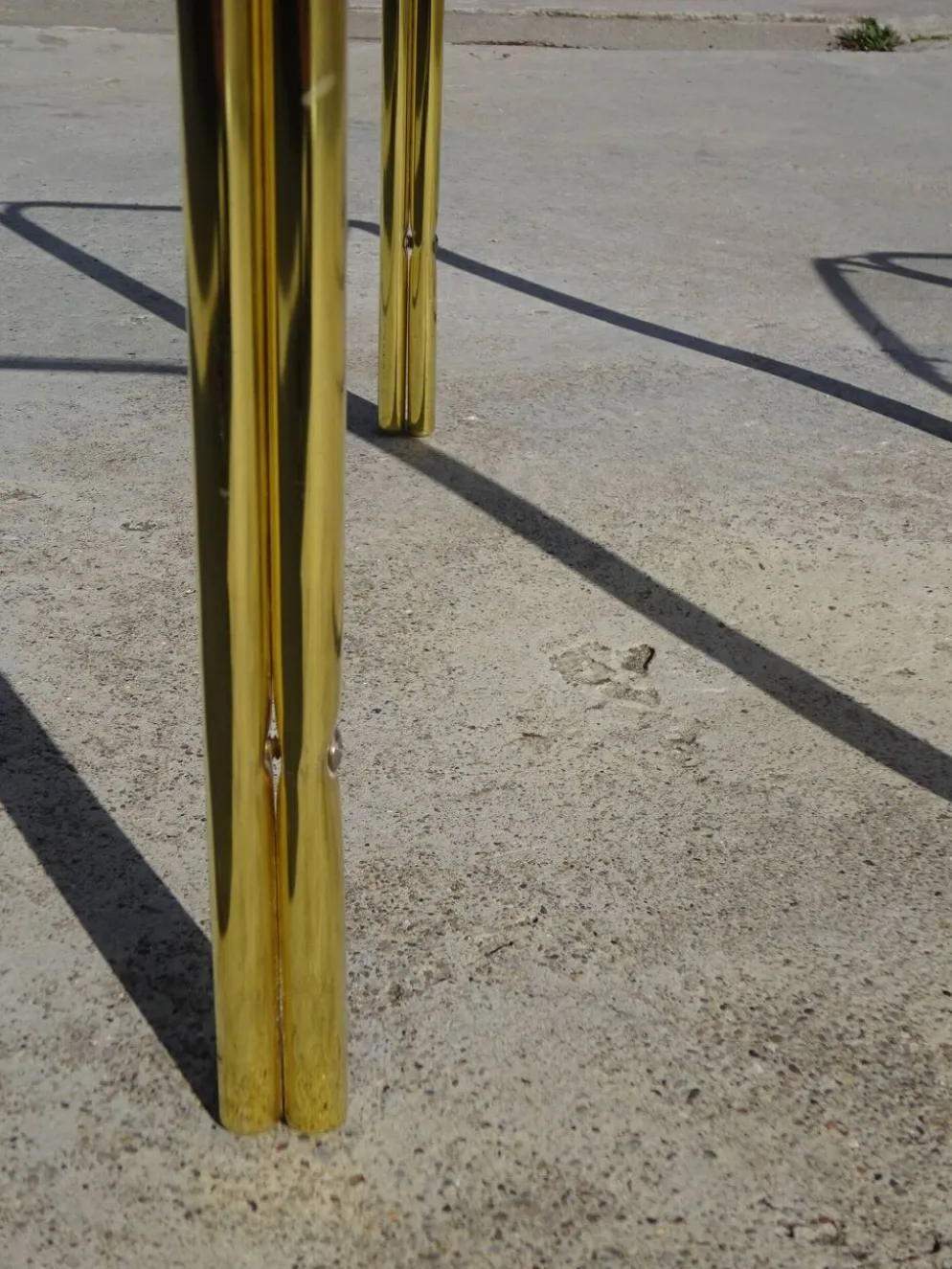 Table gigogne en métal doré et verre