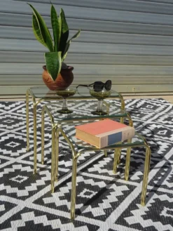 Table gigogne en métal doré et verre