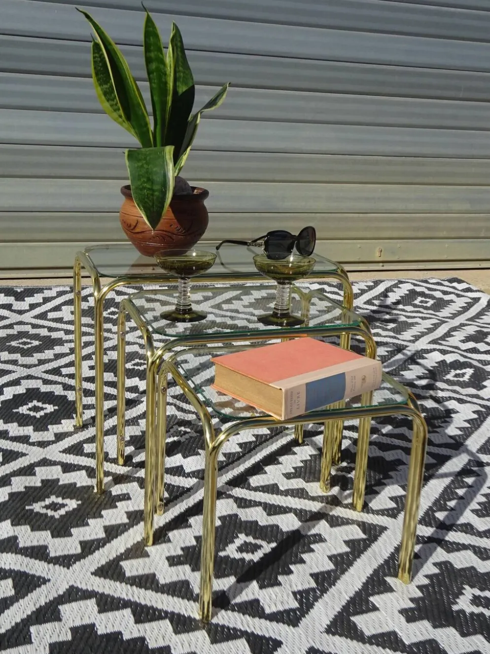 Table gigogne en métal doré et verre