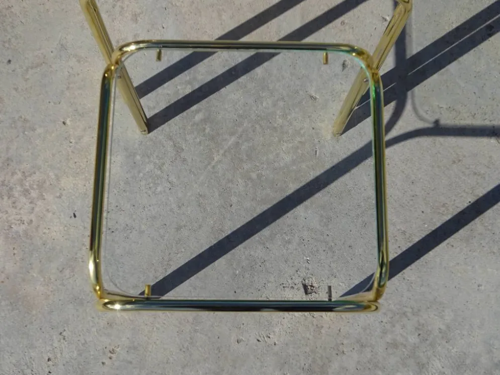 Table gigogne en métal doré et verre
