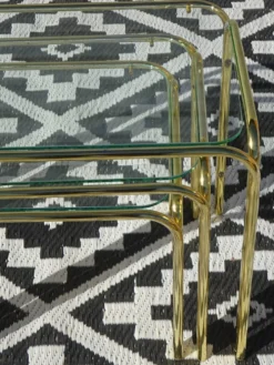 Table gigogne en métal doré et verre