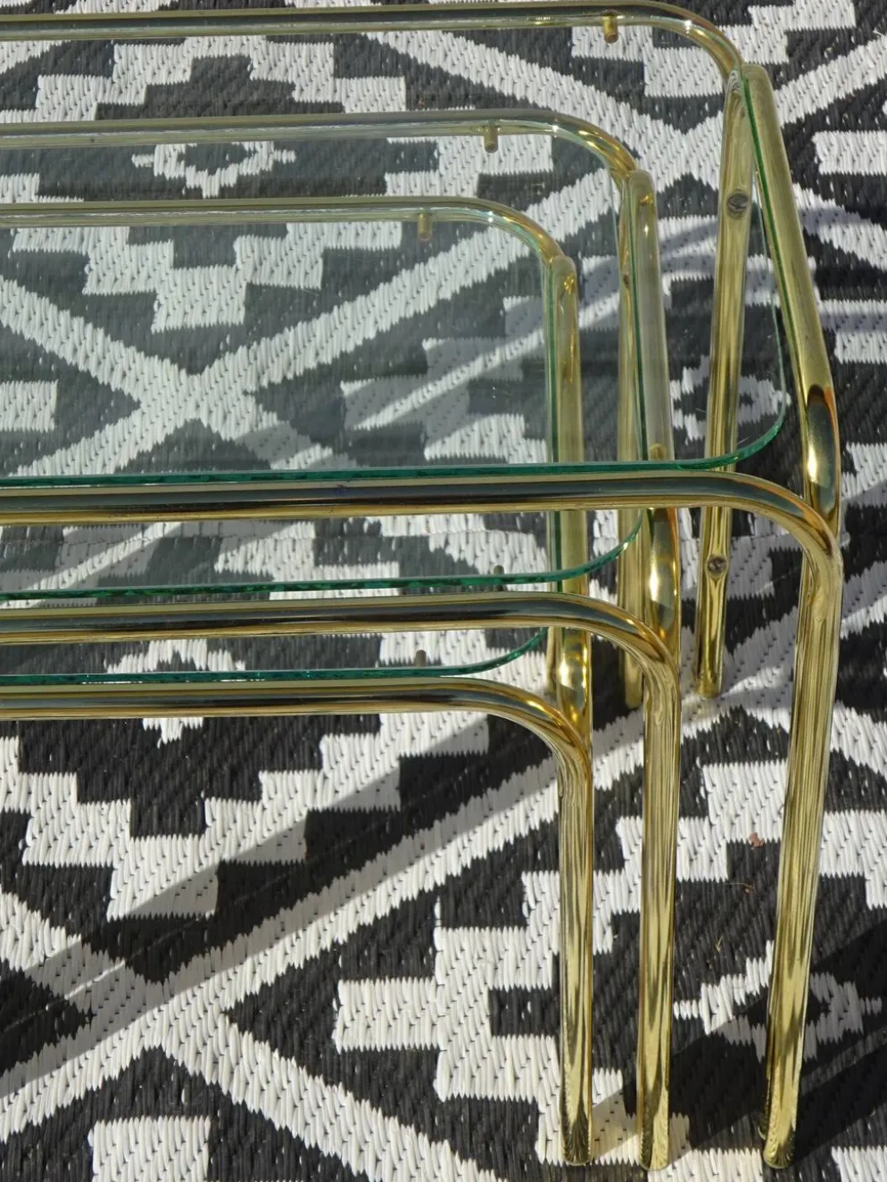 Table gigogne en métal doré et verre