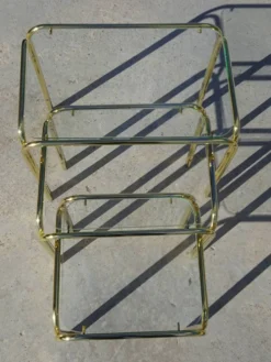 Table gigogne en métal doré et verre