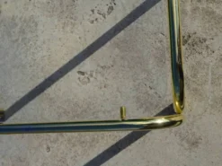 Table gigogne en métal doré et verre