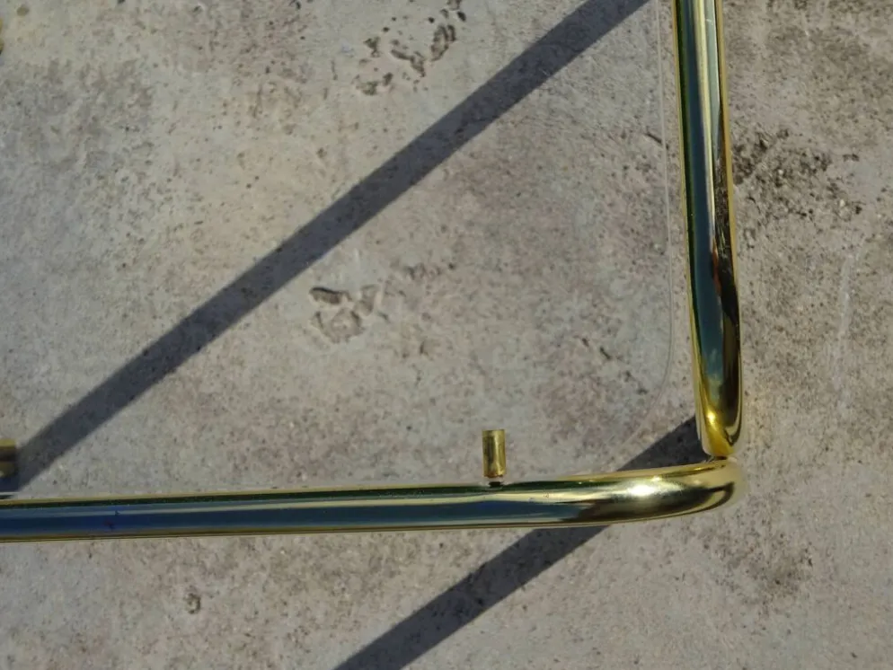Table gigogne en métal doré et verre