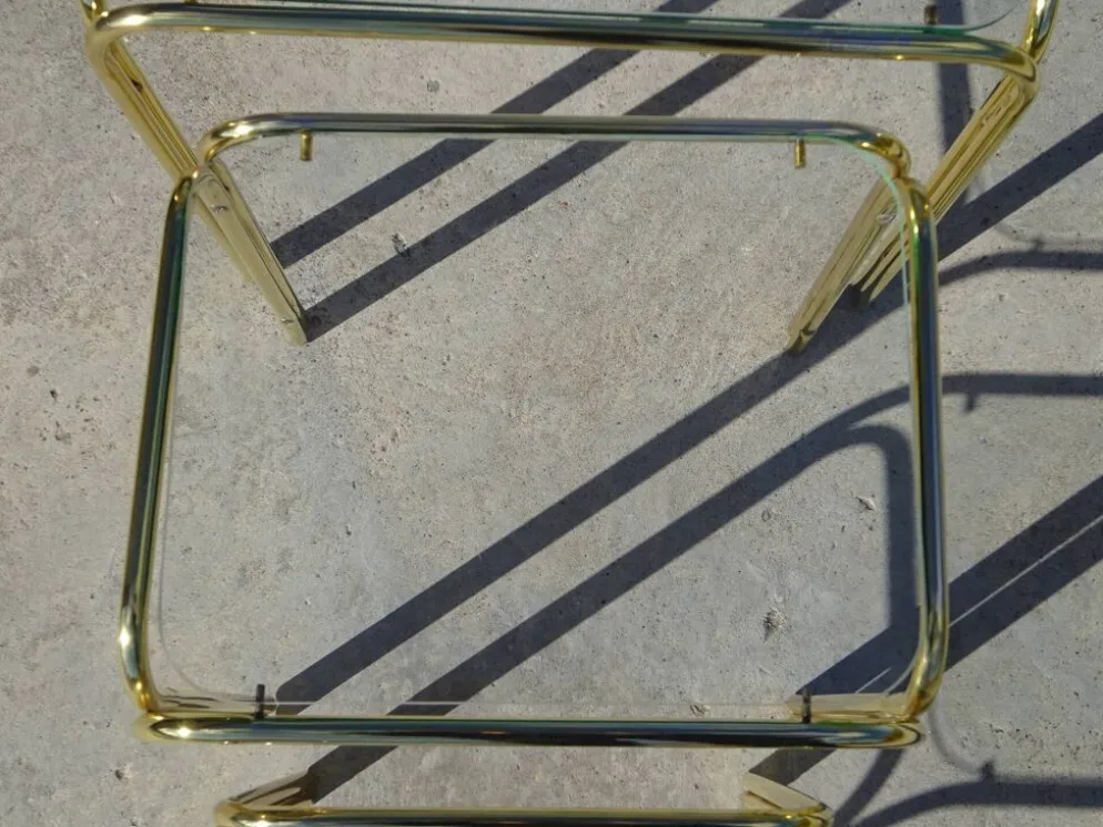 Table gigogne en métal doré et verre