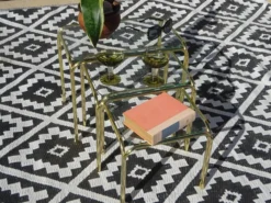 Table gigogne en métal doré et verre