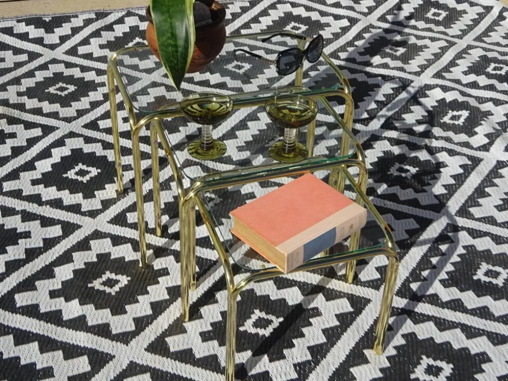 Table gigogne en métal doré et verre