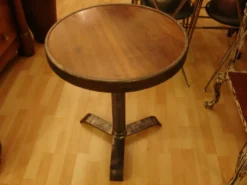 Table guéridon de bistrot en acier poli et bois de noyer vers 1950