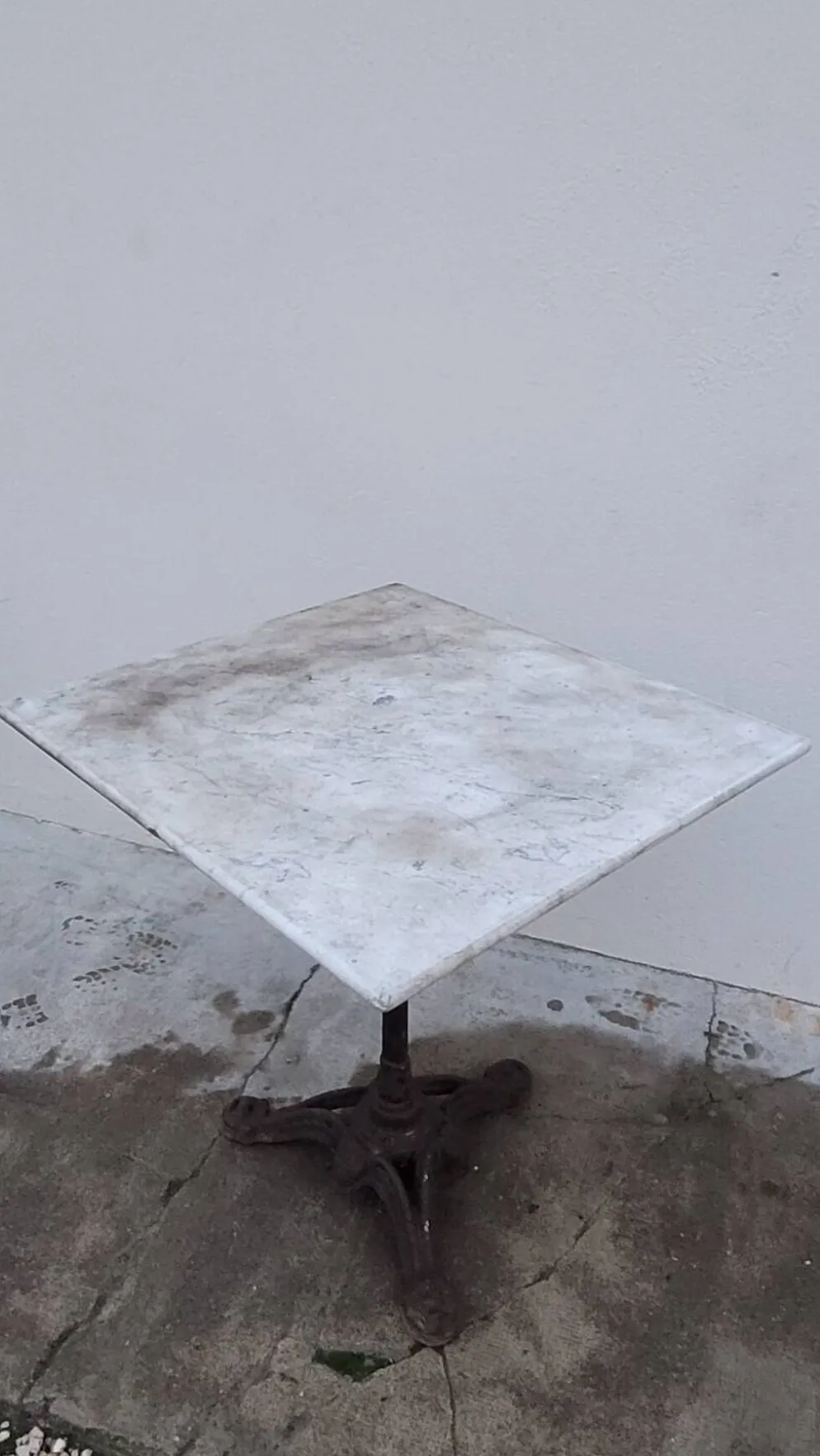 Table guéridon de bistrot en marbre et pattes de lions en fonte