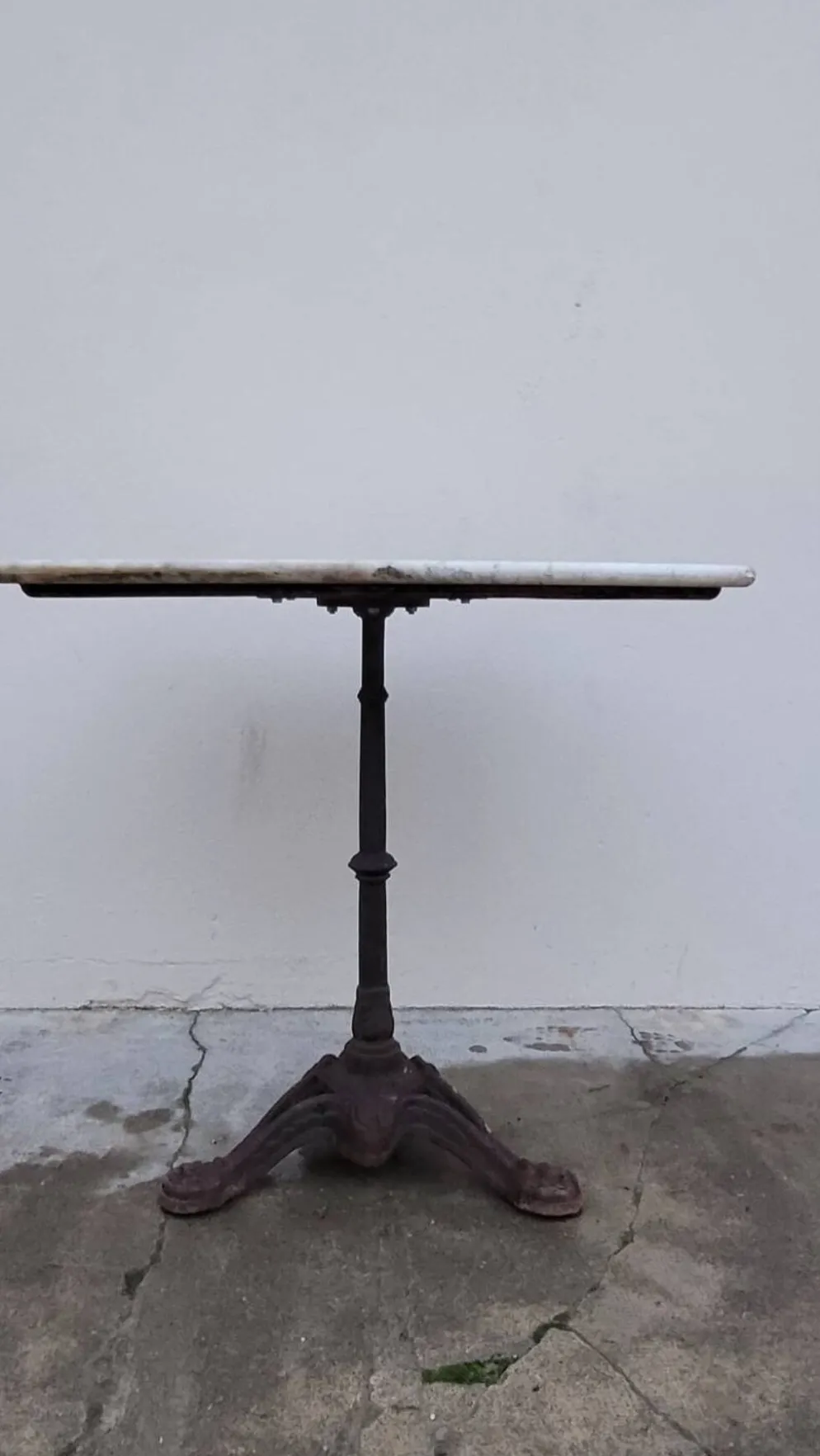 Table guéridon de bistrot en marbre et pattes de lions en fonte