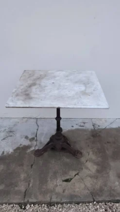 Table guéridon de bistrot en marbre et pattes de lions en fonte