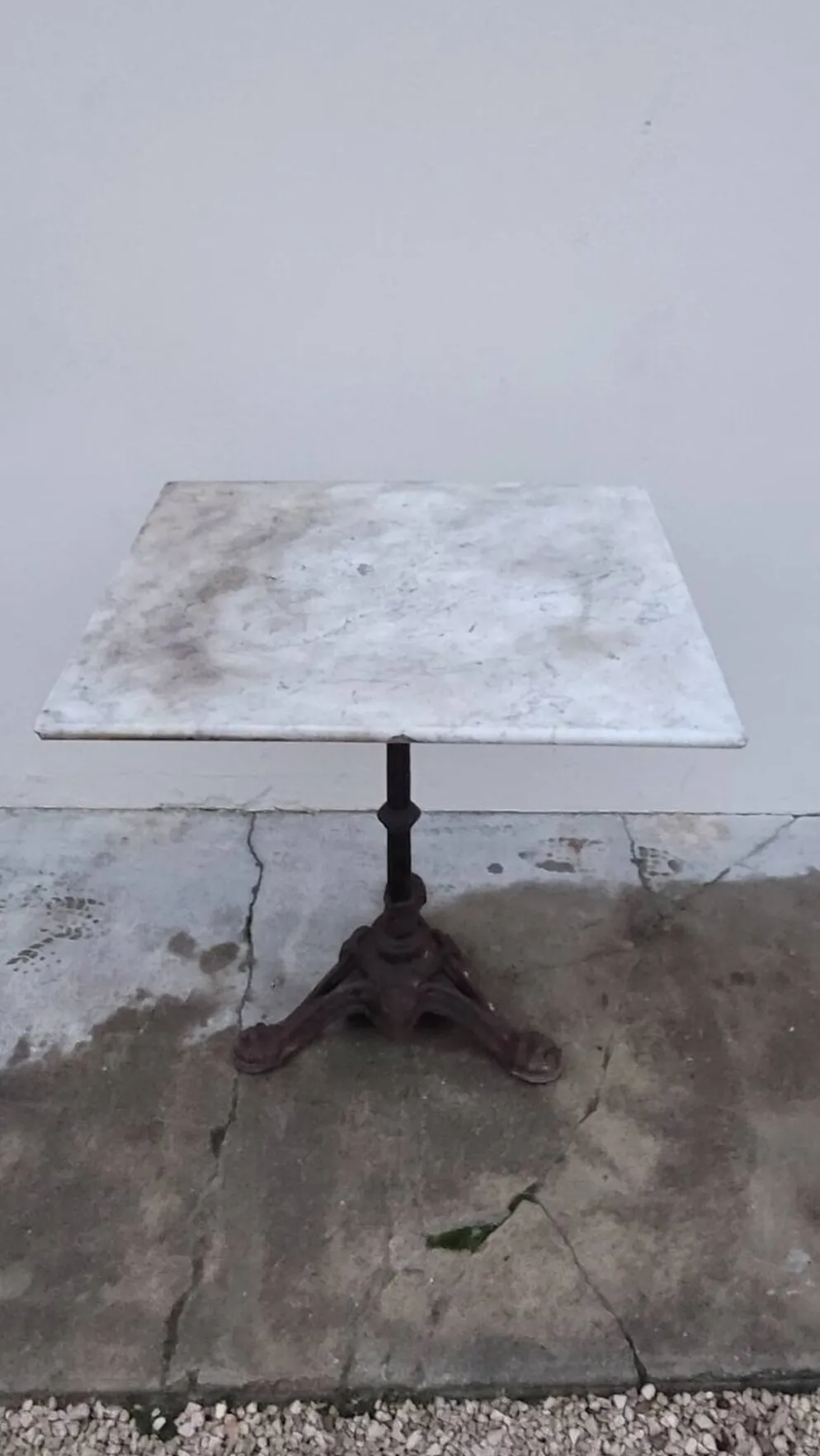 Table guéridon de bistrot en marbre et pattes de lions en fonte