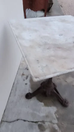 Table guéridon de bistrot en marbre et pattes de lions en fonte