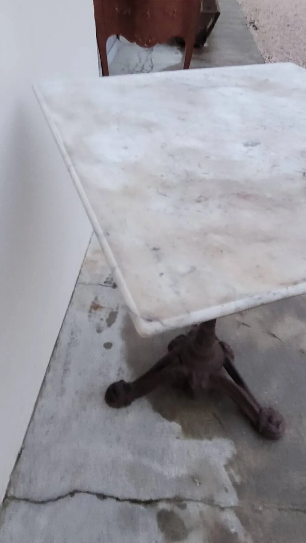 Table guéridon de bistrot en marbre et pattes de lions en fonte