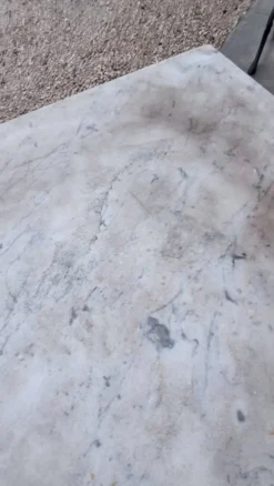 Table guéridon de bistrot en marbre et pattes de lions en fonte