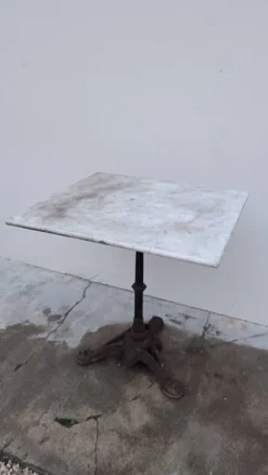 Table guéridon de bistrot en marbre et pattes de lions en fonte