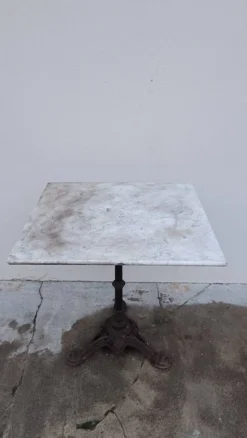 Table guéridon de bistrot en marbre et pattes de lions en fonte