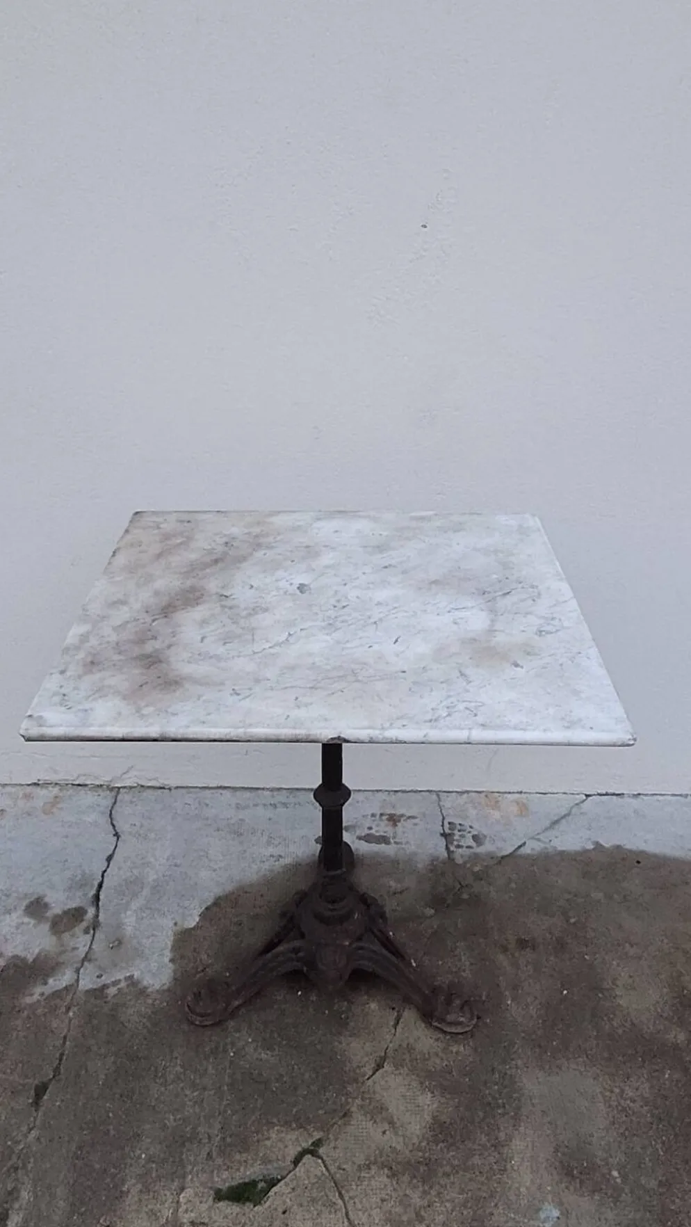 Table guéridon de bistrot en marbre et pattes de lions en fonte
