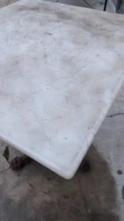 Table guéridon de bistrot en marbre et pattes de lions en fonte