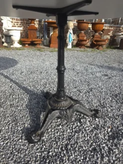 Table guéridon de bistrot pietement fonte et plateau effet marbre