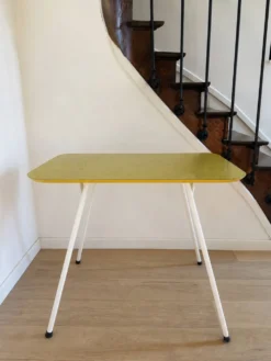 Table jaune à motifs Michael Samuels