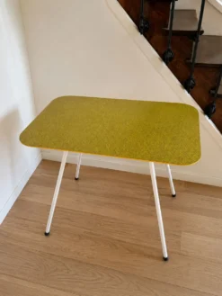 Table jaune à motifs Michael Samuels