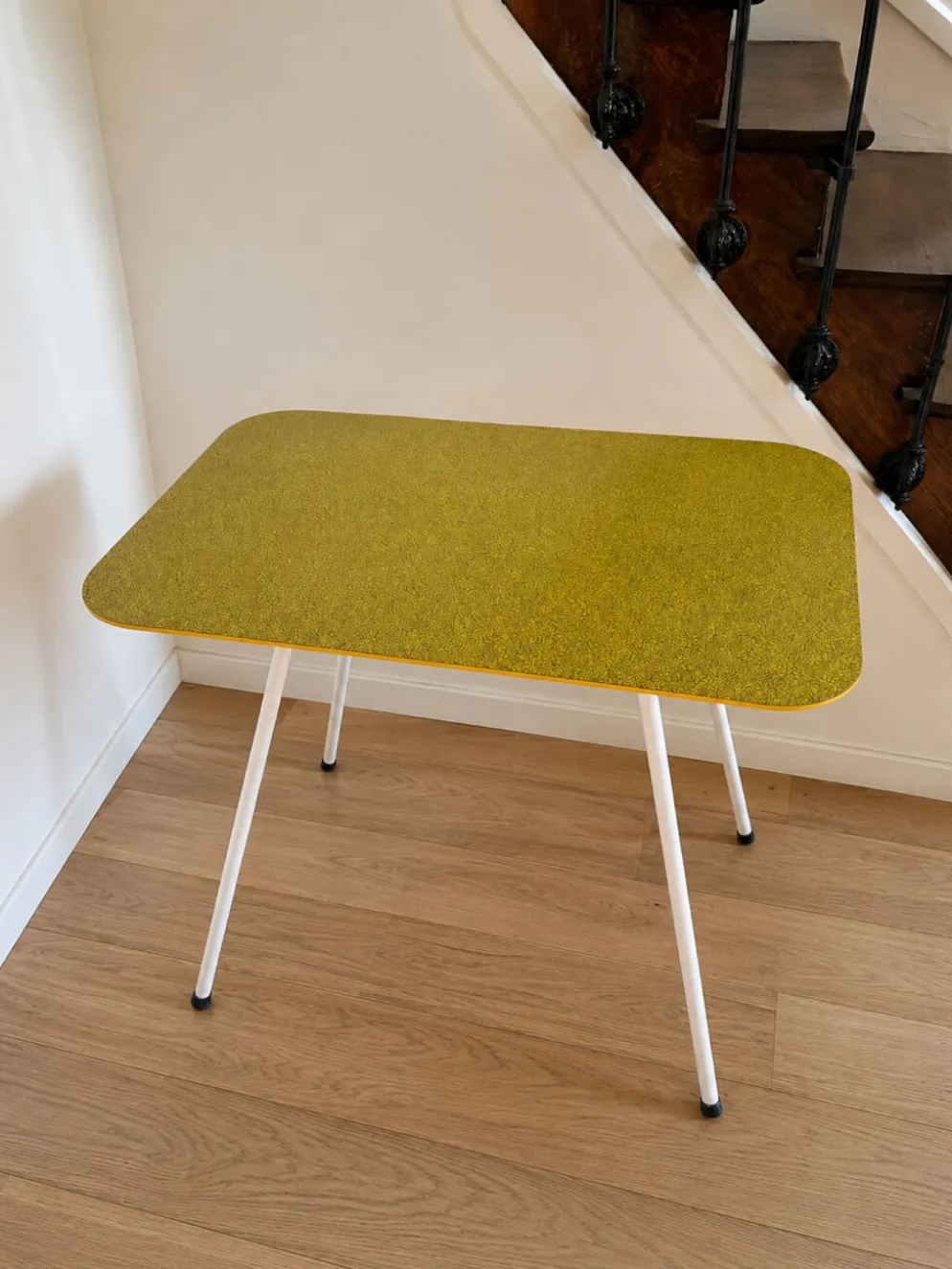 Table jaune à motifs Michael Samuels