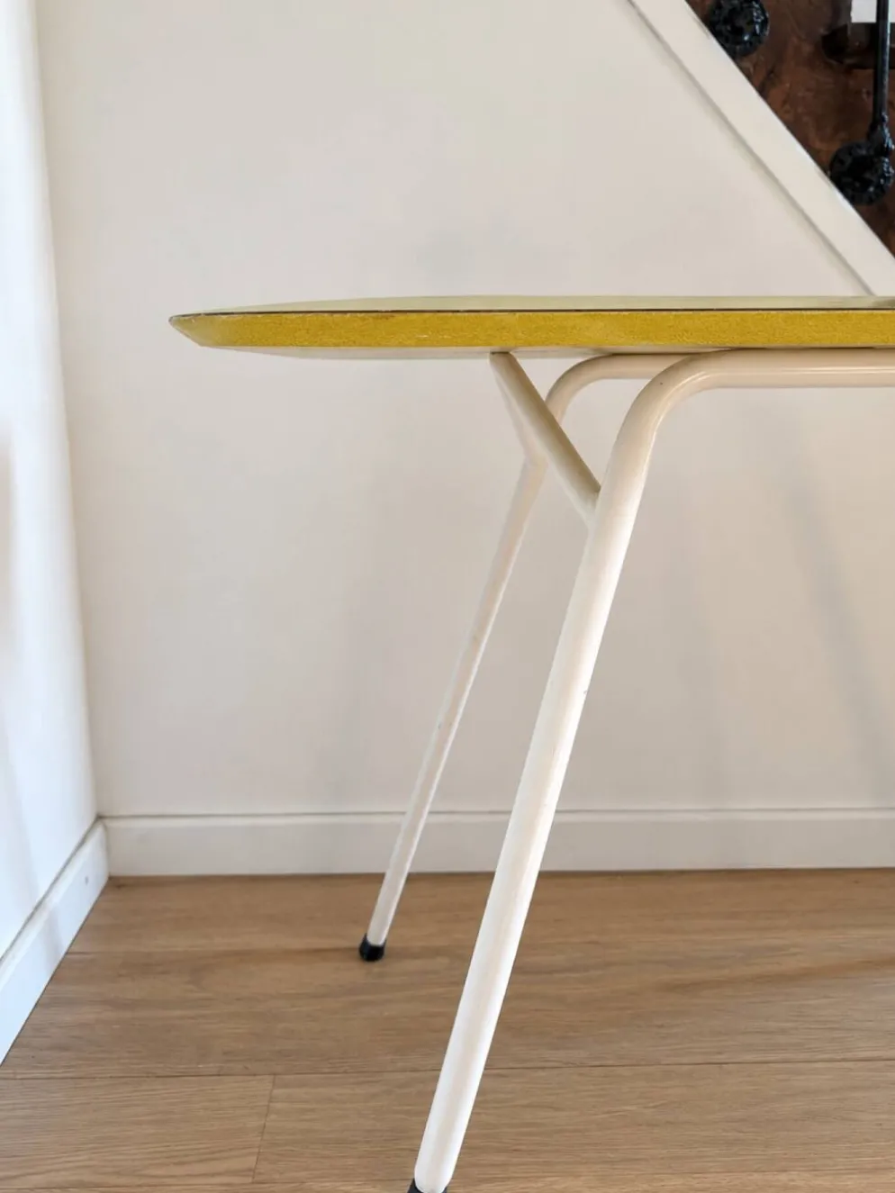 Table jaune à motifs Michael Samuels