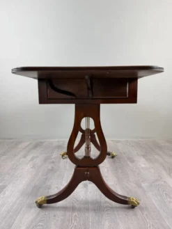 Table à jeux, bureau de style Empire en acajou, XIXe Siècle