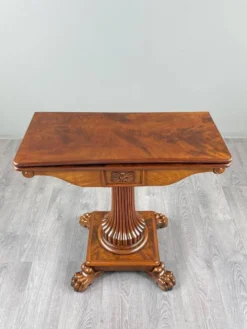 Table à jeux en acajou, XIXe siècle
