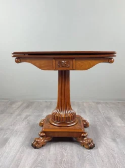 Table à jeux en acajou, XIXe siècle