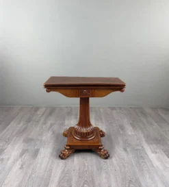 Table à jeux en acajou, XIXe siècle