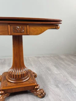 Table à jeux en acajou, XIXe siècle
