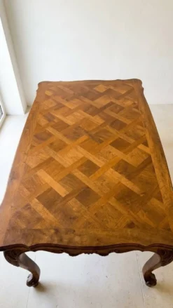 Table Louis XV en bois sculpté et marqueté - 150 × 90 cm