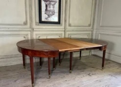 Table Louis XVI en acajou de Cuba, 9 pieds, environ 8m déployée, fin du XVIIIème siècle