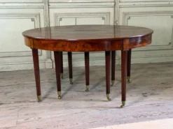 Table Louis XVI en acajou de Cuba, 9 pieds, environ 8m déployée, fin du XVIIIème siècle