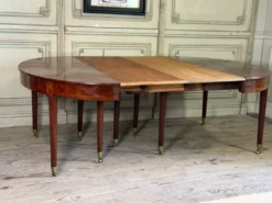 Table Louis XVI en acajou de Cuba, 9 pieds, environ 8m déployée, fin du XVIIIème siècle