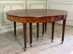Table Louis XVI en acajou de Cuba, 9 pieds, environ 8m déployée, fin du XVIIIème siècle