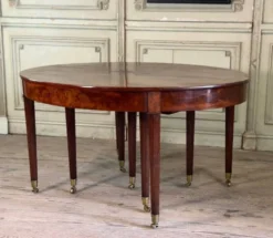 Table Louis XVI en acajou de Cuba, 9 pieds, environ 8m déployée, fin du XVIIIème siècle