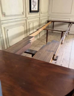 Table Louis XVI en acajou de Cuba, 9 pieds, environ 8m déployée, fin du XVIIIème siècle