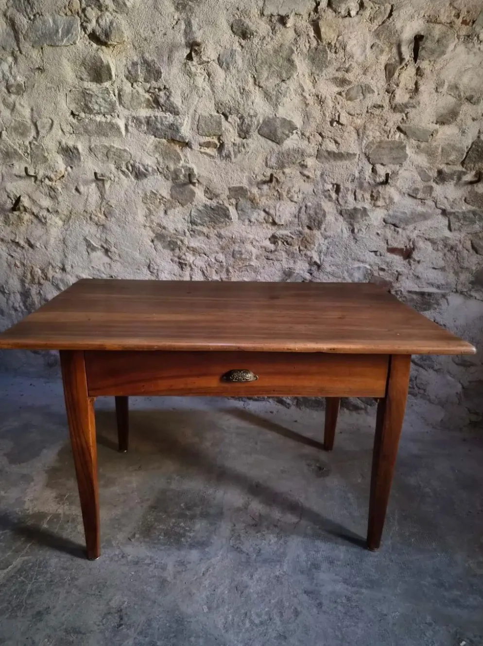 Table à manger ancienne française en noyer, table de ferme avec tiroir, vers 1900