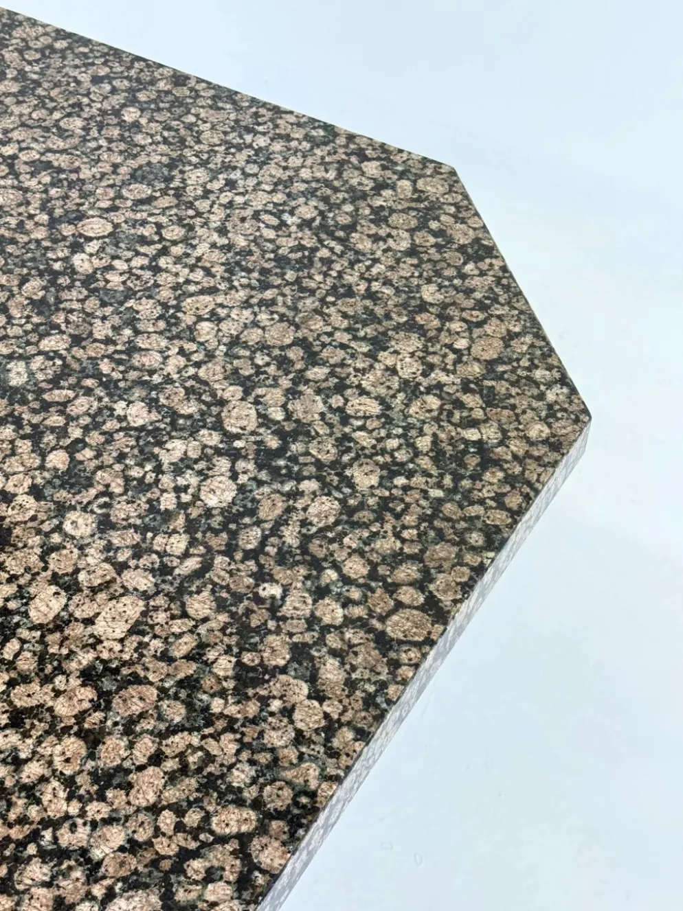 Table à manger Art Déco avec plateau en granit octogonal